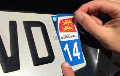 Autocollants pour plaque d’immatriculation : est-ce autorisé par la loi ?