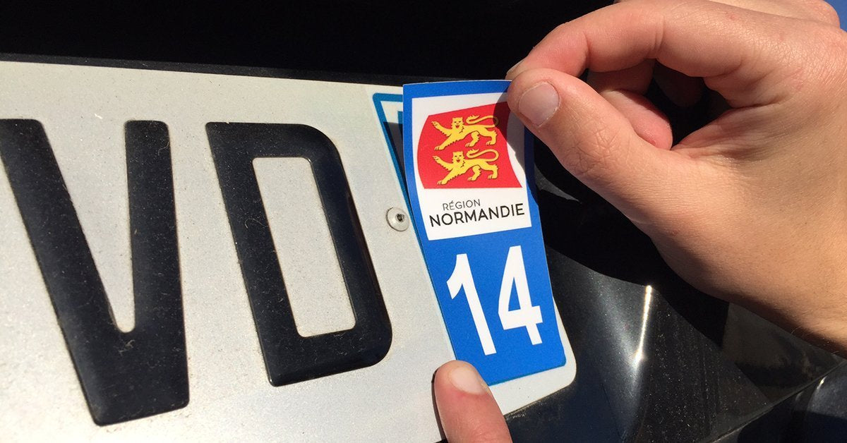 Autocollants pour plaque d’immatriculation : est-ce autorisé par la loi ?